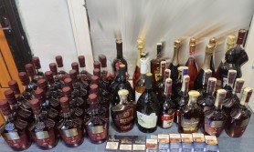 FOTO // Doi moldoveni au fost reținuți în România cu mai multe sticle de alcool de contrabandă